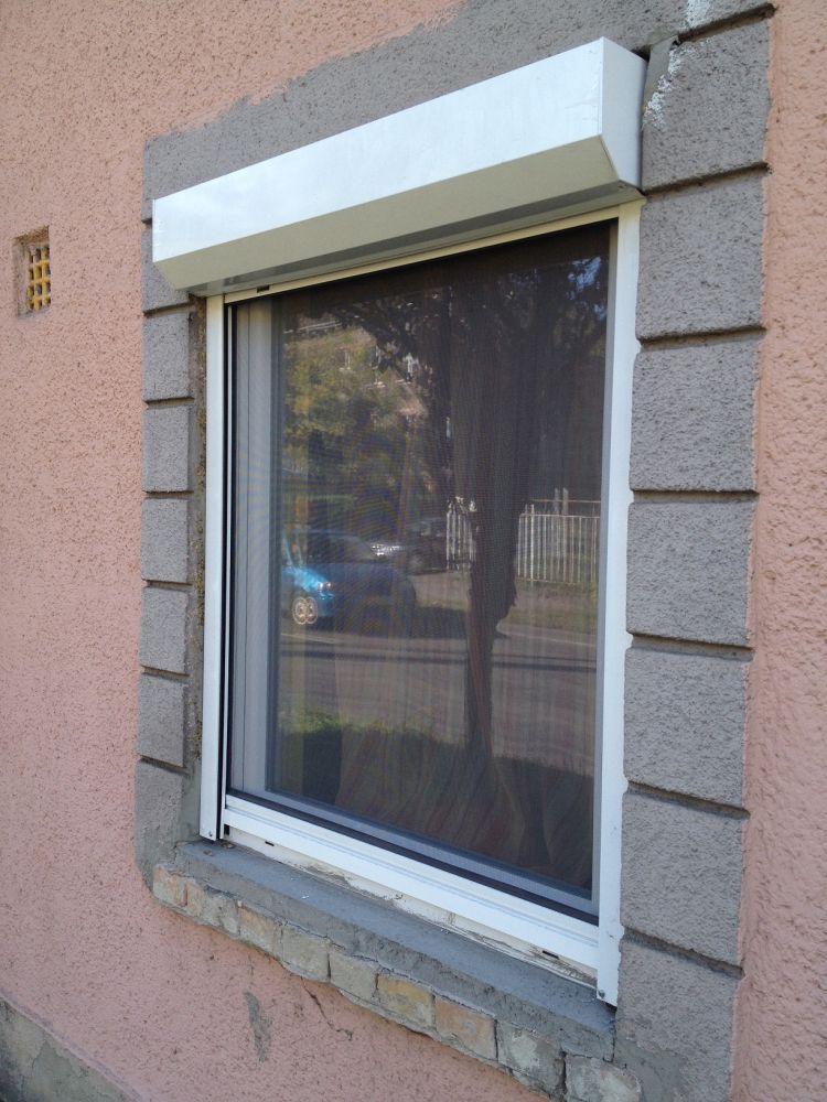 Műanyag ablak beszerelése szakszerűen, redőnnyel